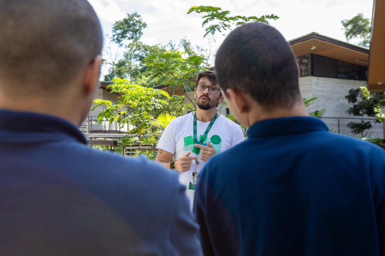 O educador do LEEv Rafael Mendes Teixeira introduziu os meninos no universo dos répteis