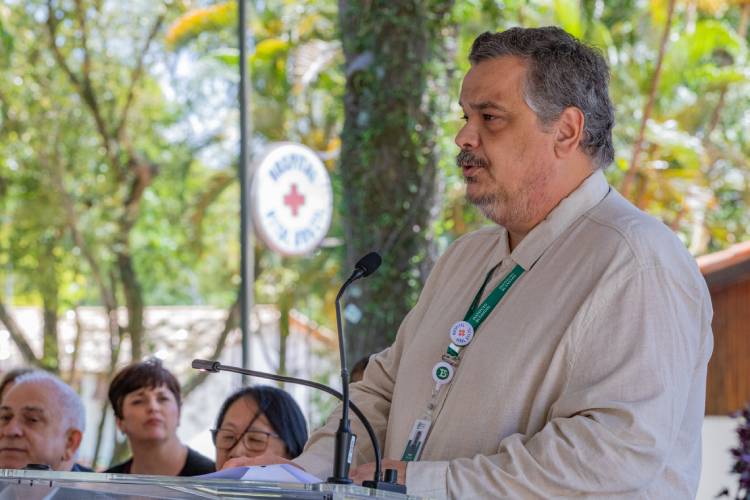o diretor técnico de Saúde do Hospital Vital Brazil, Rodrigo Angelone, durante a cerimônia de 80 anos do hospital