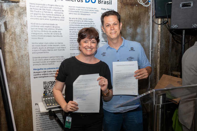 A pesquisadora Sandra Coccuzzo e o presidente do Instituto Meros do Brasil, Matheus Freitas, assinam acordo técnico-científico voltado ao estudo e conservação do mero (Epinephelus itajara)