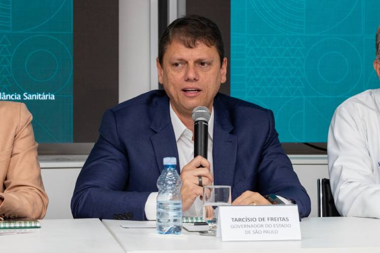 O governador de São Paulo, Tarcísio de Freitas durante o anúncio da aprovação da vacina da dengue pela Anvisa