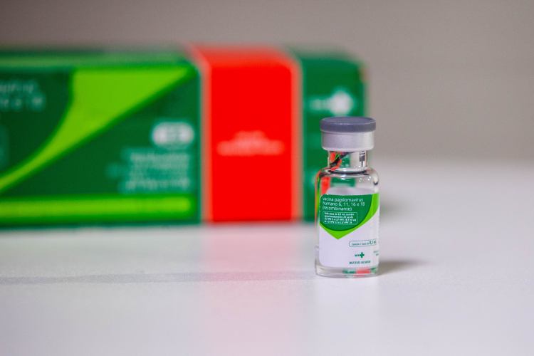 Embalagem e frasco da vacina contra o HPV do Instituto Butantan