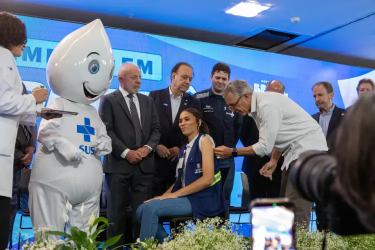 Agente comunitária de saúde recebe vacina Butantan-DV no Instituto Butantan