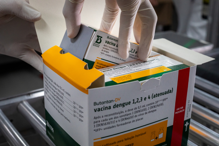 Embalagem da vacina contra dengue Butantan-DV