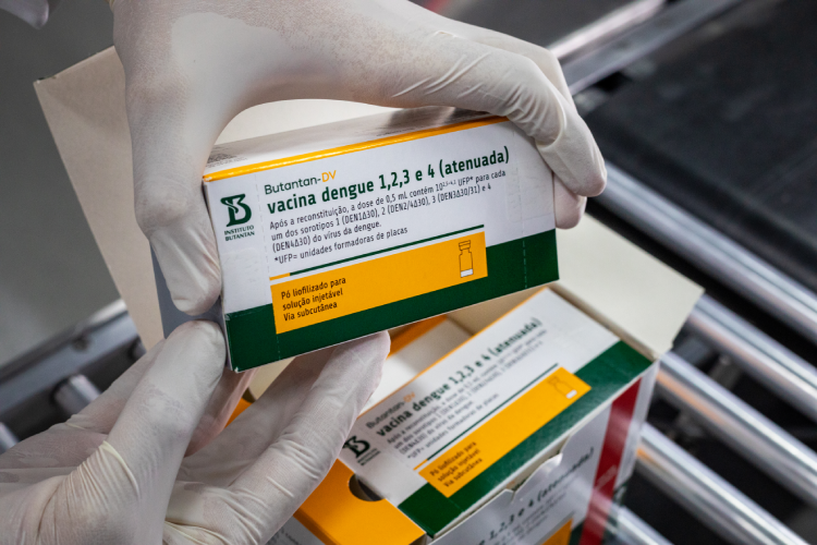Caixa com doses da vacina contra dengue do Instituto Butantan