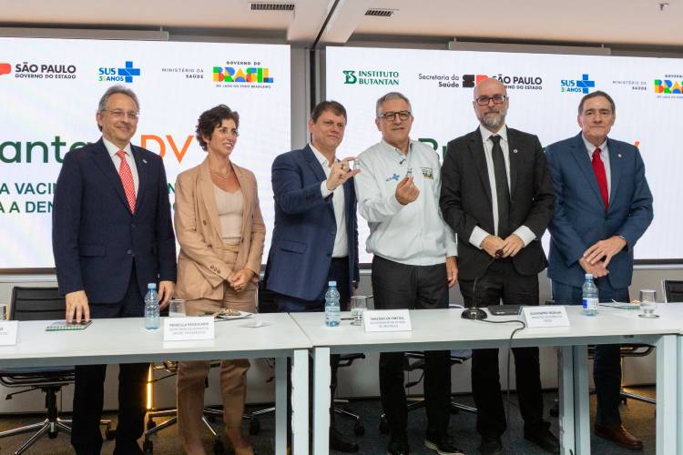 Esper Kallás, Priscila Pericardis, Tarcísio de Freitas, Alexandre Padilha, Leandro Safatle e Jarbas Barbosa no final da coletiva de anúncio da aprovação da vacina da dengue do Butantan pela Anvisa