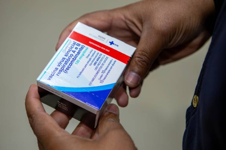 Embalagem da vacina contra o vírus sincicial respiratório sai de fábrica do Instituto Butantan para envio ao PNI