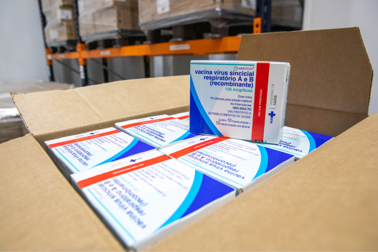 Entrega de doses da vacina contra o VSR saindo de fábrica do Instituto Butantan