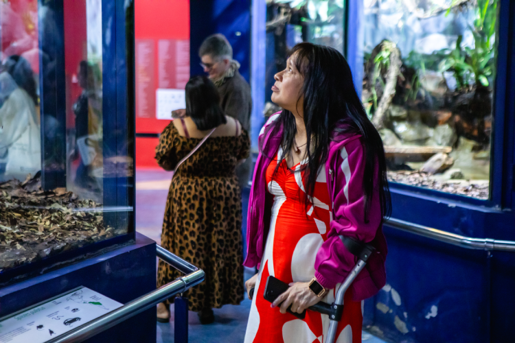 A mãe de Kleber, Yaluhá Nafukuá observa os animais no Museu Biológico