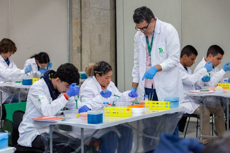 Alunos em sala de aula realizando pipetagem