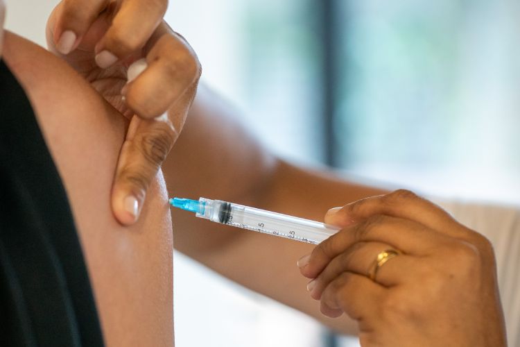 Braço recebendo a vacina da gripe