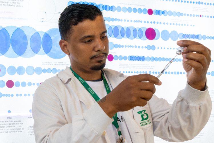 Profissional de saúde prepara vacina para aplicação