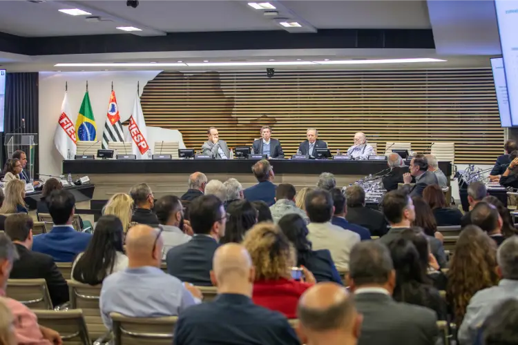 Panorama de auditório durante evento na Fiesp