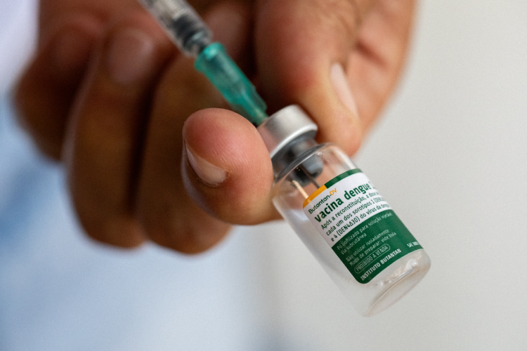 frasco da vacina contra a dengue Butantan-DV