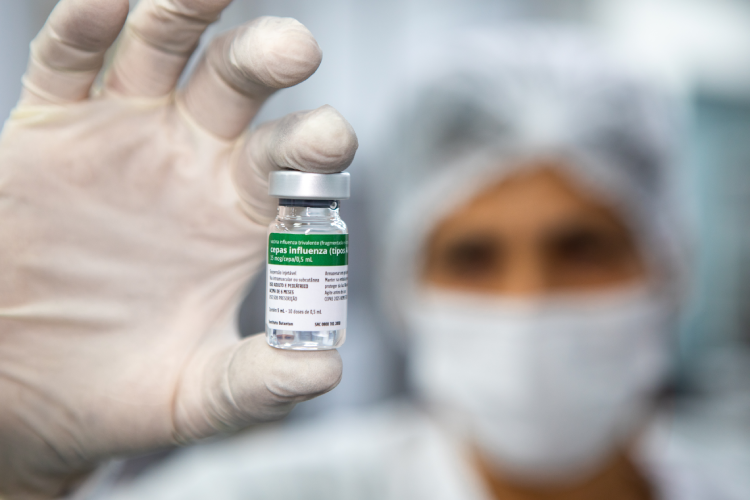 frasco da vacina influenza do butantan
