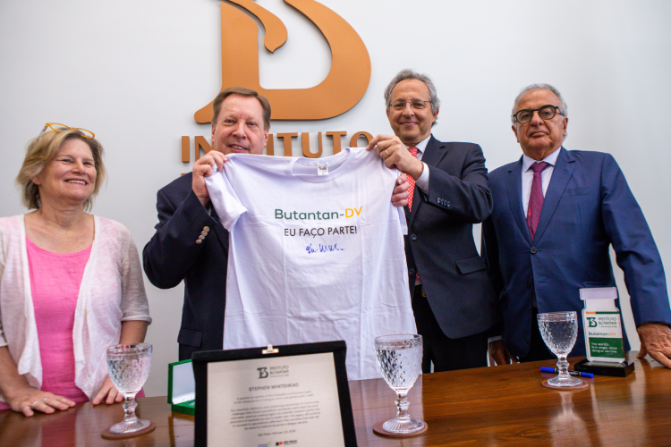 Pesquisadores e cientistas seguram camiseta da Butantan-DV