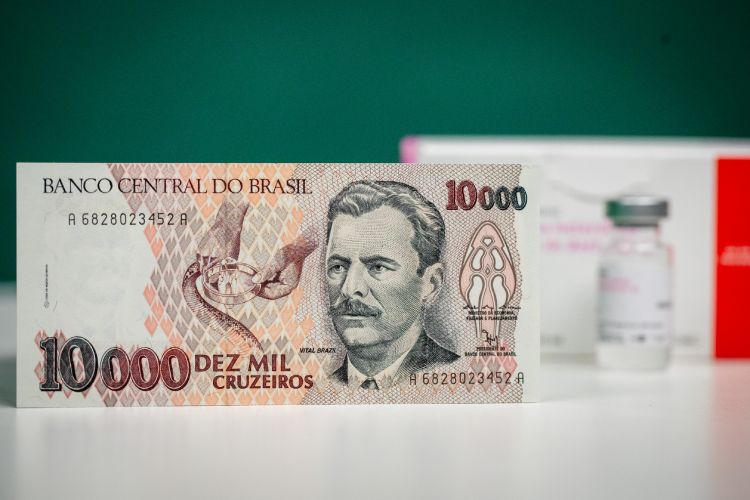 Composição da nota de Cruzeiro com a imagem de Vital Brazil ao lado de frasco do soro antibotrópico