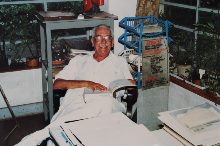 Pesquisador Lauro Pereira Travassos Filho em seu laboratório no Butantan