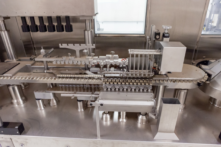 Equipamentos industriais em fábrica de medicamentos