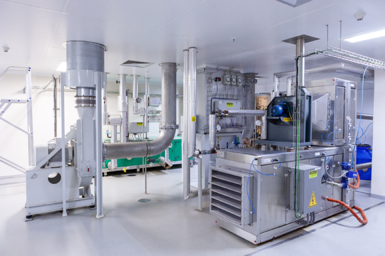 Equipamentos industriais em fábrica de medicamentos