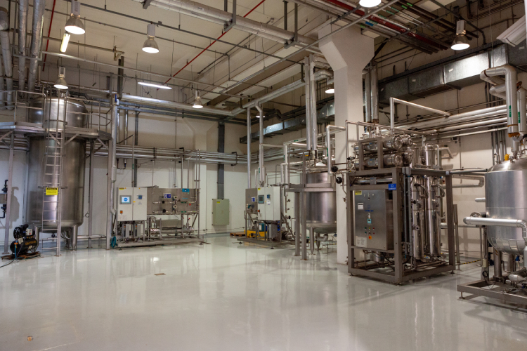 Equipamentos industriais em fábrica de medicamentos