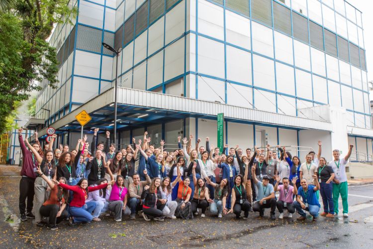 Colaboradores posicionadas em frente à fábrica de vacina da dengue