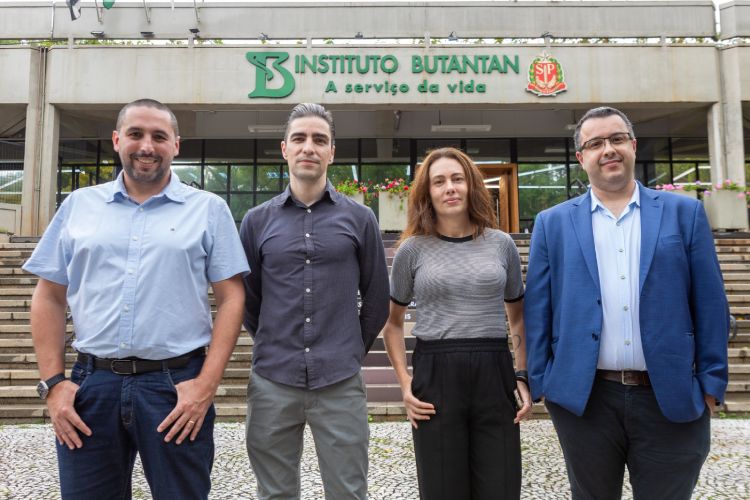 Colaboradores em frente à fachada do Centro Administrativo do Butantan
