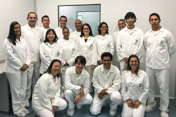 Parte da equipe de desenvolvimento da vacina da dengue em ambiente de laboratório
