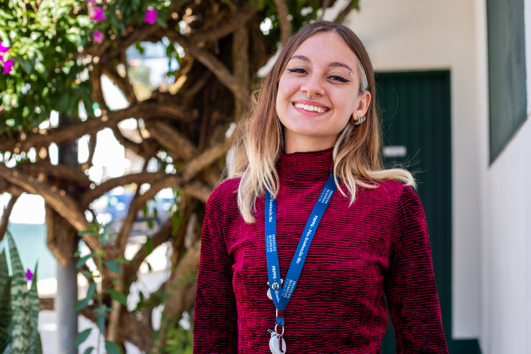 Menina jovem cientista, aluna do Butantan
