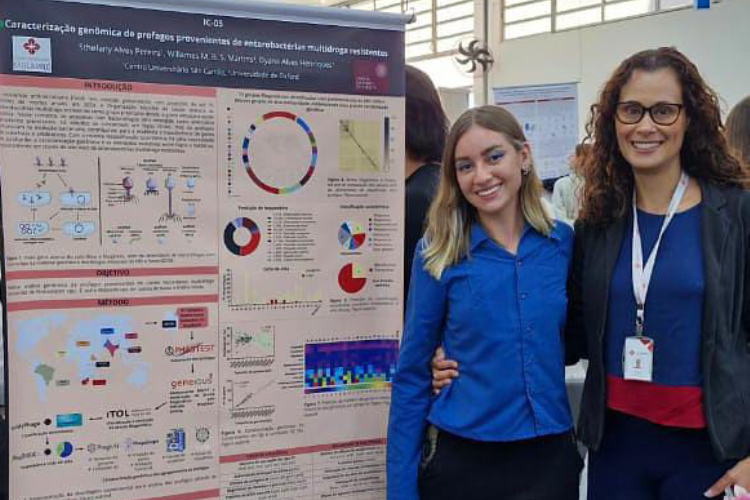 Jovem cientista Sthefany Alves ao lado de sua professora Dyana