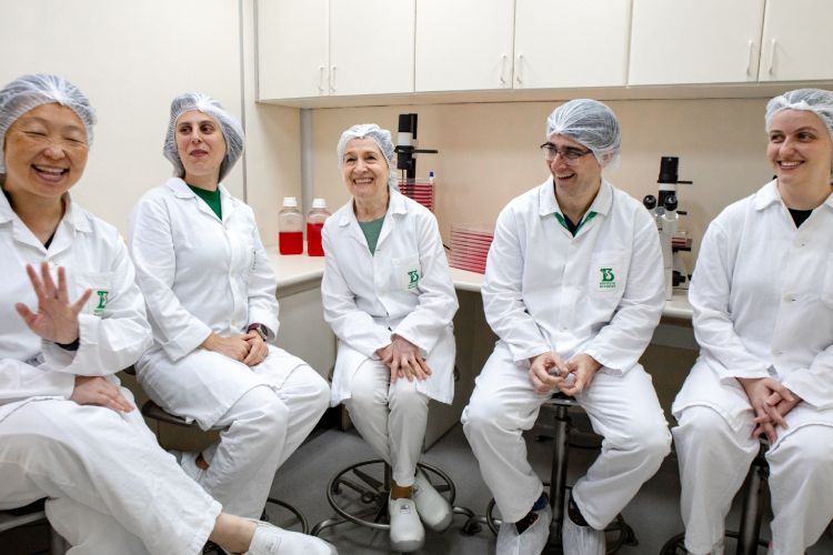 Pesquisadores paramentados em ambiente de laboratório