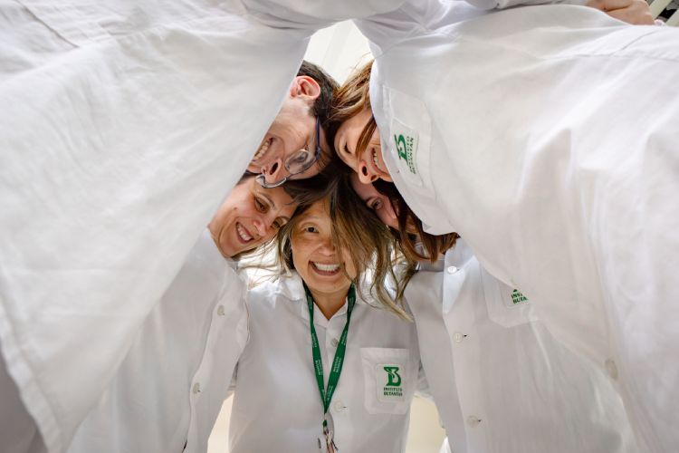 Equipe de colaboradores do Butantan em abraço coletivo