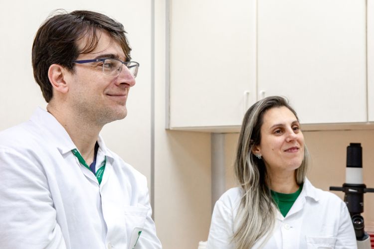 Colaboradores do Butantan em ambiente de laboratório