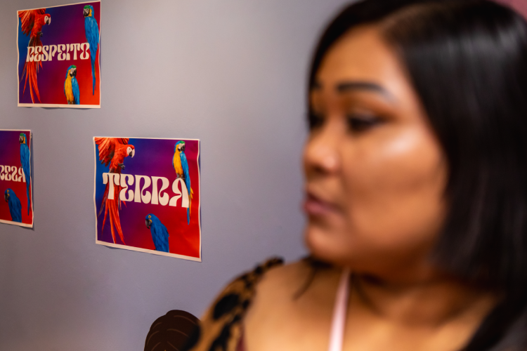Marisa Ioio observa a exposição sobre cultura indígena no espaço literário