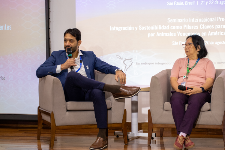 Coordenador-geral de Vigilância de Zoonoses e Doenças de Transmissão Vetorial do Ministério da Saúde, Francisco Ferreira, e a diretora de Produção de Soros do Butantan, Fan Hui Wen