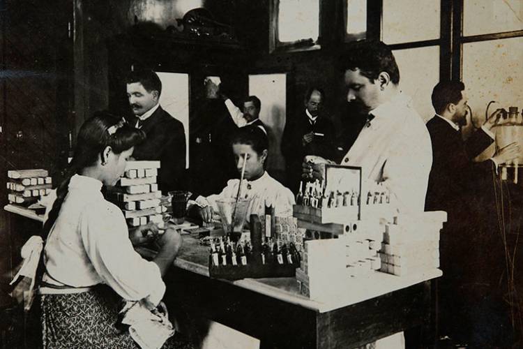 Vital Brazil em trabalho em laboratório