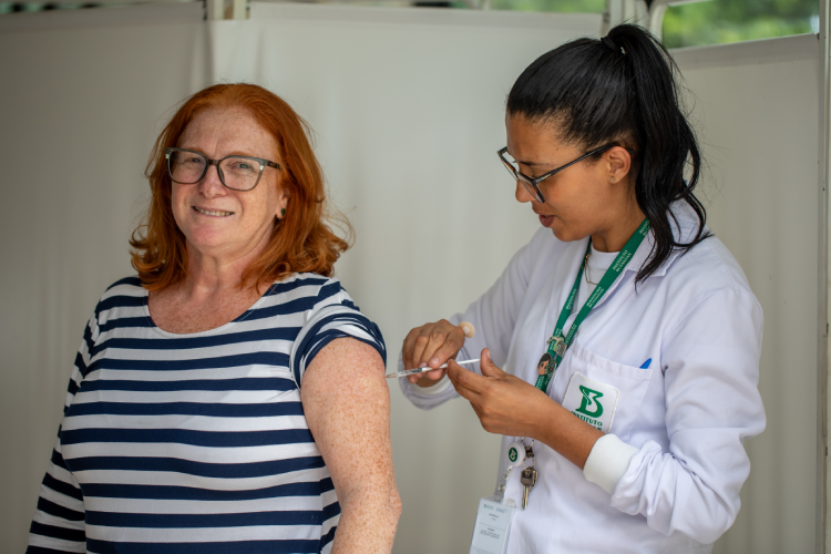 Idosa recebe a dose da vacina contra dengue Butantan-DV